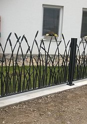 Kovaný plot a bránka so vzorom trstiny