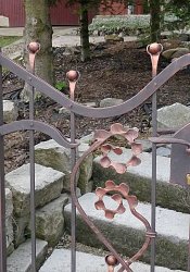 Kovaná brána a malá bránka