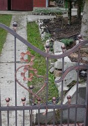 Kovaná brána a malá bránka