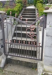 Kovaná brána a malá bránka