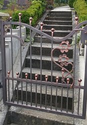 Kovaná brána a malá bránka