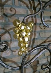 Kovaná mreža na police s vínom