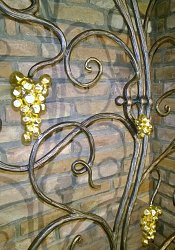 Kovaná mreža na police s vínom