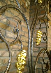 Kovaná mreža na police s vínom