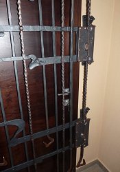 Kovaná mreža, interiér