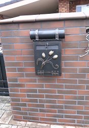 Kovaná poštová schránka zdobená