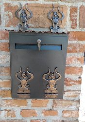 Kovaná poštová schránka zdobená