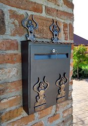 Kovaná poštová schránka zdobená