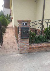 Kovaná poštová schránka zdobená