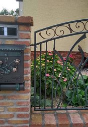 Kovaná poštová schránka zdobená