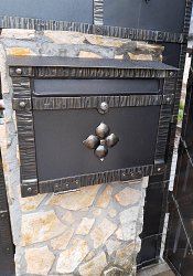 Kovaná poštová schránka zdobená