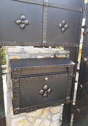 Kovaná poštová schránka zdobená