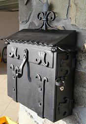 Kovaná poštová schránka zdobená