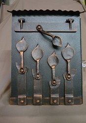 Kovaná poštová schránka zdobená