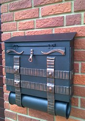 Kovaná poštová schránka zdobená