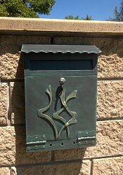 Kovaná poštová schránka zdobená