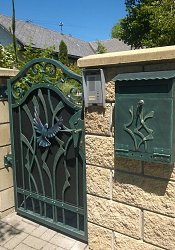 Kovaná poštová schránka zdobená