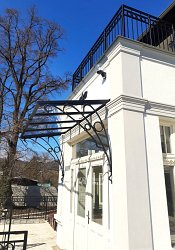 Prístrešok nad vstupné dvere.