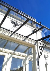 Prístrešok nad vstupné dvere.