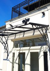 Prístrešok nad vstupné dvere.