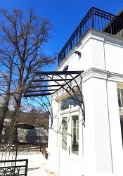 Prístrešok nad vstupné dvere.