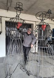 Kovové konštrukcie na zelené sochy.