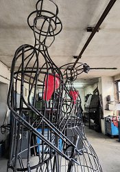 Kovové konštrukcie na zelené sochy.