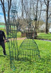 Kovové konštrukcie na zelené sochy.