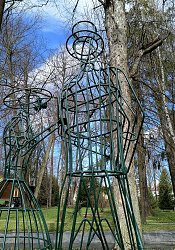 Kovové konštrukcie na zelené sochy.