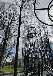 Kovové konštrukcie na zelené sochy.