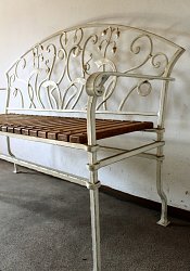 Kovaná lavička.