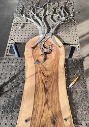 Kovaný vešiak v tvare stromu.