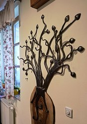 Kovaný vešiak v tvare stromu.