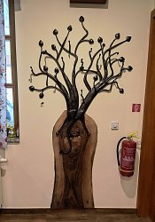 Kovaný vešiak v tvare stromu.