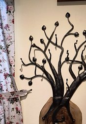 Kovaný vešiak v tvare stromu.