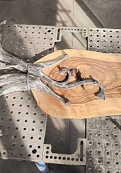 Kovaný vešiak v tvare stromu.