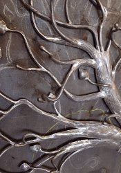 Kovaný vešiak v tvare stromu.