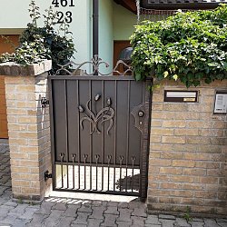 Kovaná malá bránka