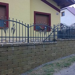 Kovaná brána, tulipány