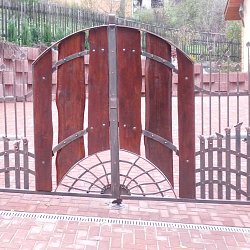 Kovaná brána s drevom