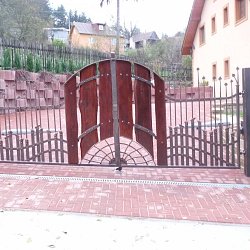 Kovaná brána s drevom