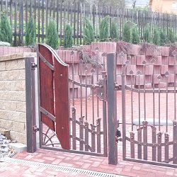 Kovaná brána s drevom