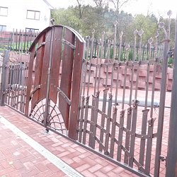 Kovaná brána s drevom