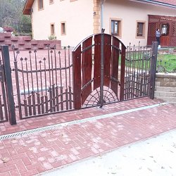 Kovaná brána s drevom