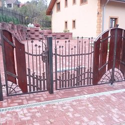 Kovaná brána s drevom