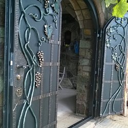 Kované dvere na vínnu pivnicu