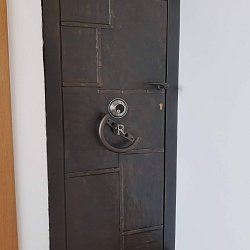 Dvere z kovaných platní