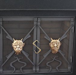 Kované dvierka na krb