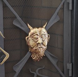 Kované dvierka na krb