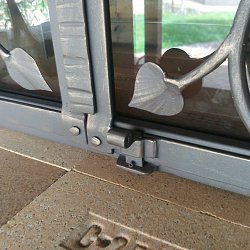 Kované dvierka do krbu